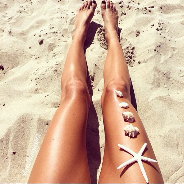 Красивые загорелые ножки