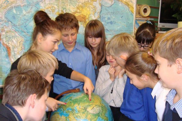 Дети на уроке географии