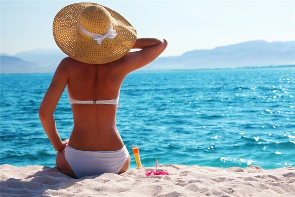 Девушка в шляпе на пляже