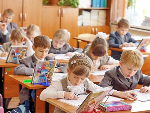 Дети в школе за партой