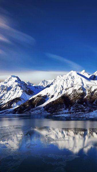 Заснеженные горы