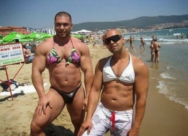 На пляже в Сочи заметили мужчин в необычных трусах