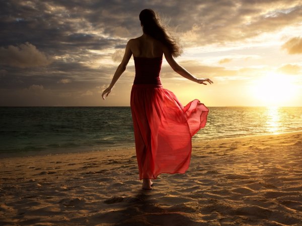 Девушка на берегу моря