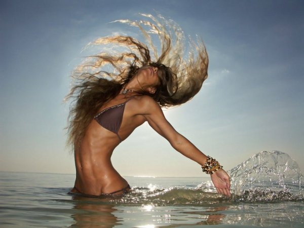 Девушка в брызгах воды