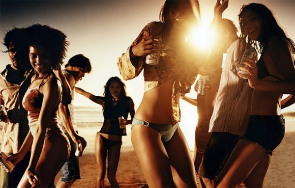 Танцы на пляже девушек