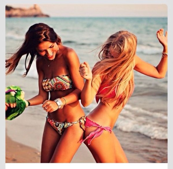 Две подружки на море