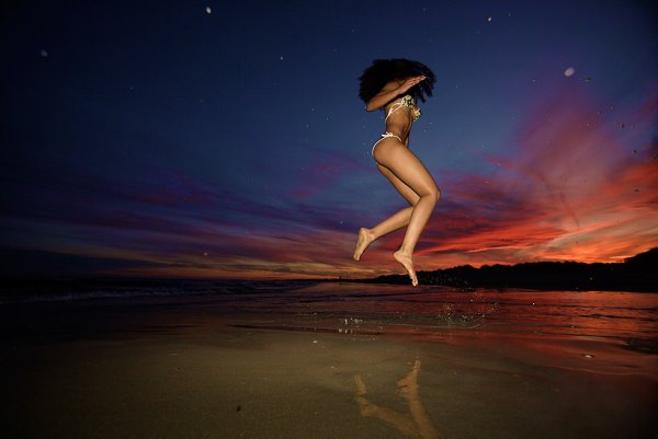 Танцующая девушка в купальнике