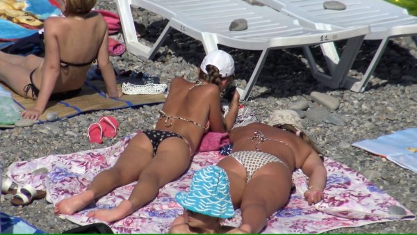 Женщины на сочинских пляжах