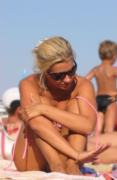 Девушки на пляже скрытая