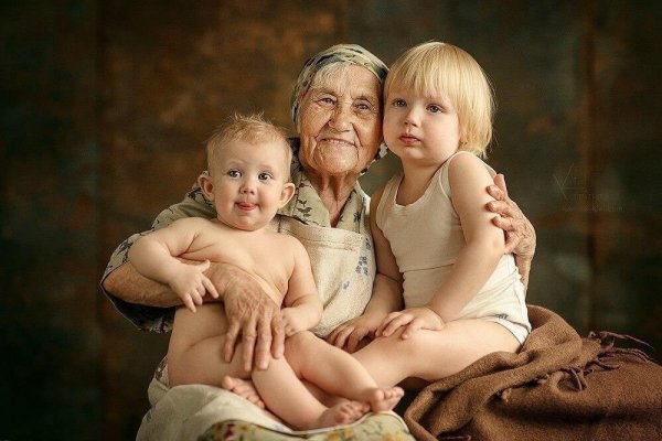 Бабушка и внуки