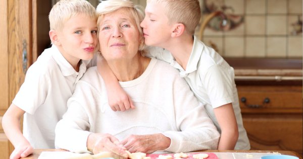 Внуки у бабушки в гостях