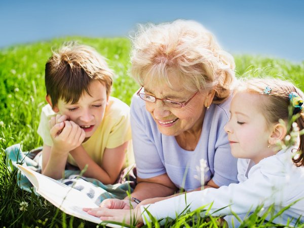 Бабушка и внуки