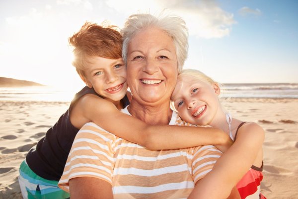 Красивая бабушка с внуками