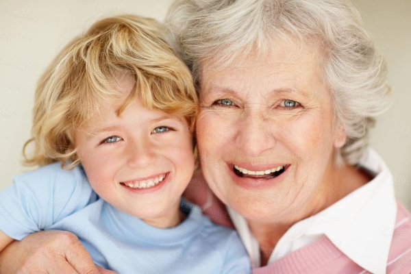 Бабушка с внуком улыбаются