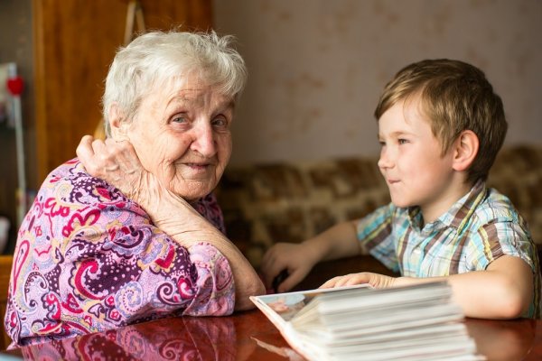 Пенсионеры и дети