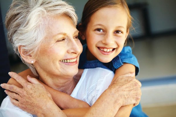 Внучка обнимает бабушку