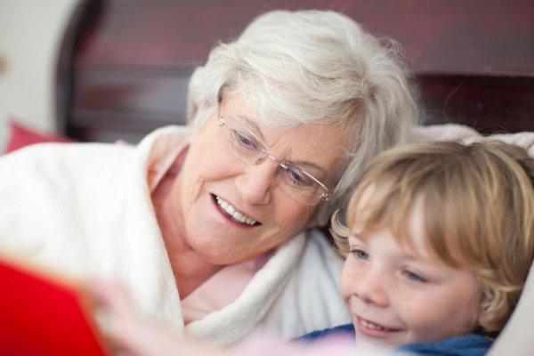 Бабушка с внуком дома