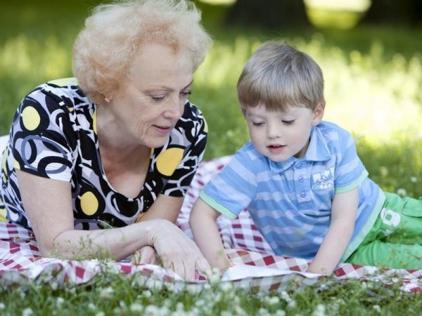Мальчик с бабушкой