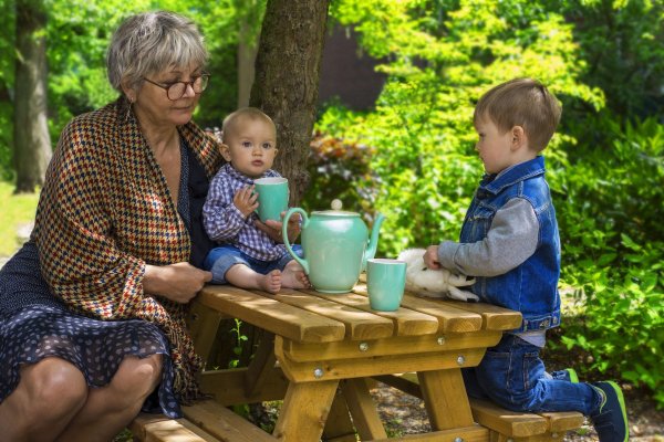 Бабушка с внуками на прогулке