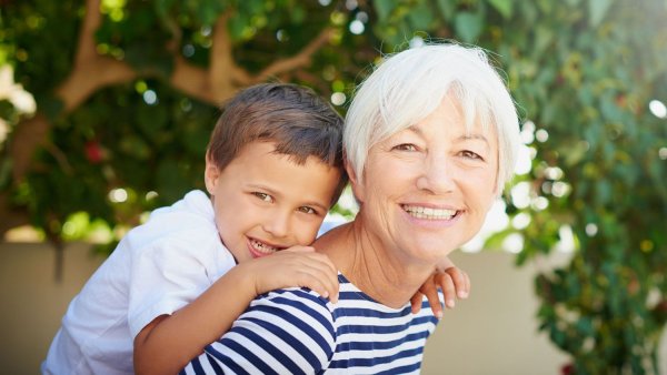 Женщина с внуками