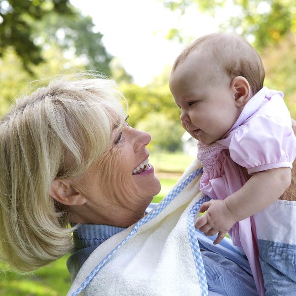 Бабушка с внучкой на руках