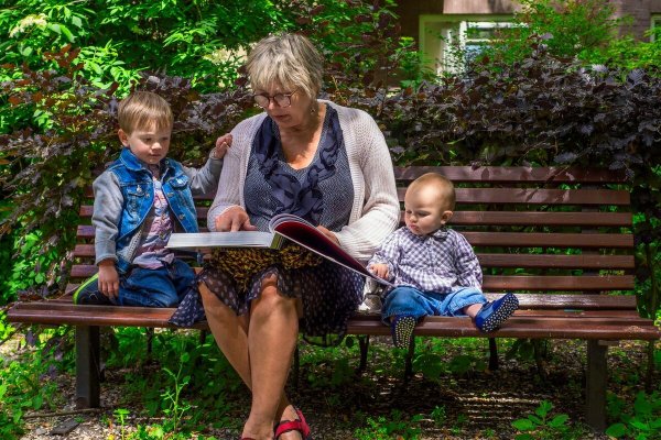 Бабушка с ребенком на улице