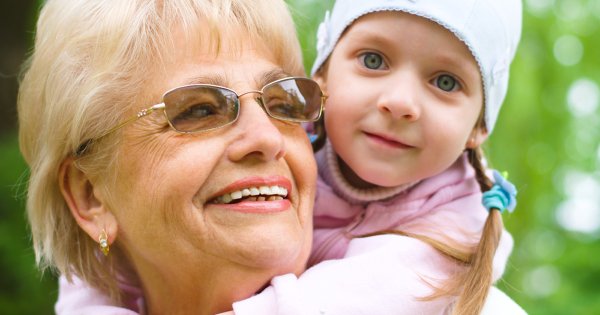 Молодая бабушка внук и внучка