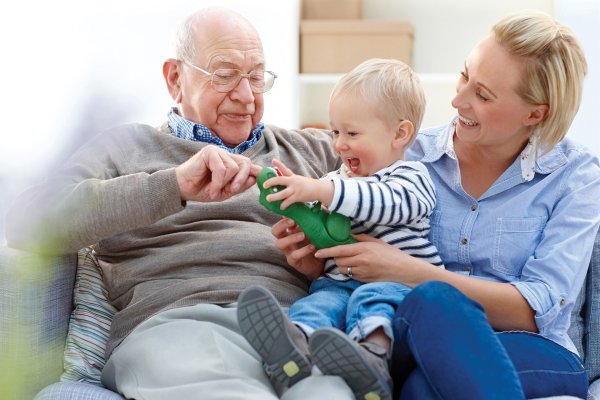 Пенсионер с внуком