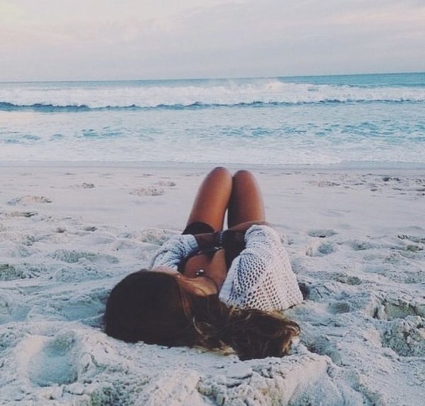 Девушка лежит на море