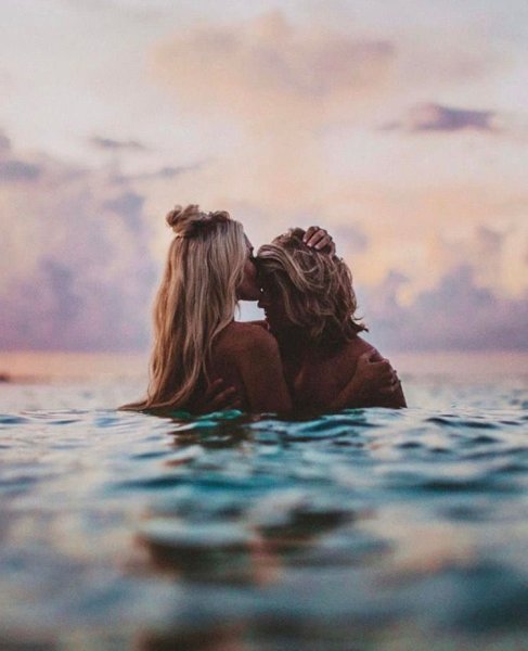 Влюбленная пара на берегу моря