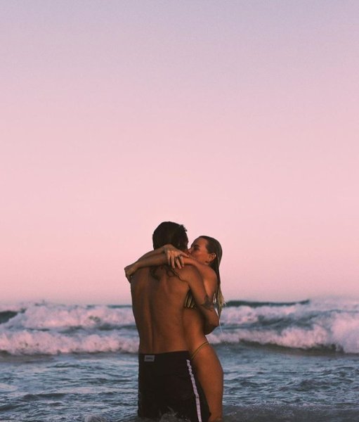 Парень с девушкой на море