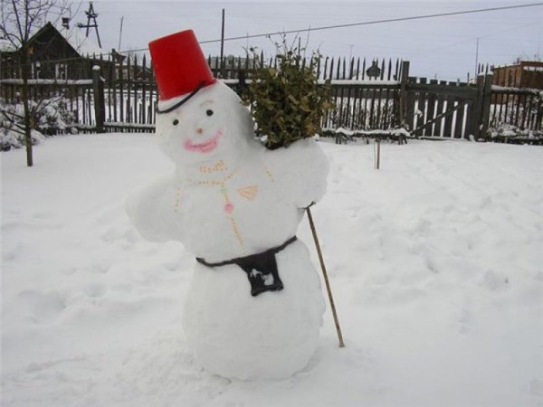 Снеговик с ведром на голове