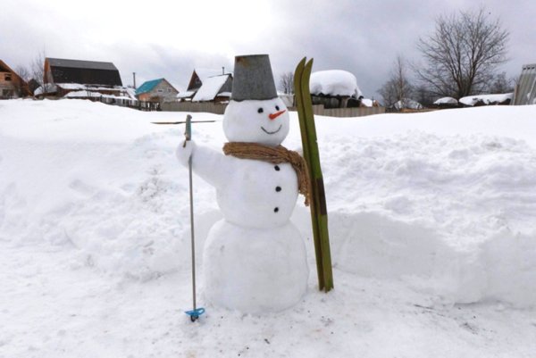 Снеговик с ведром на голове