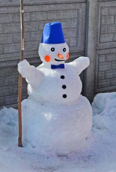 Снеговик слепленный из снега