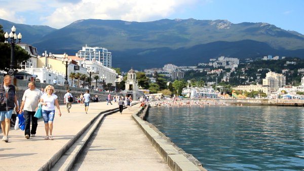 Набережная Ялта туристы