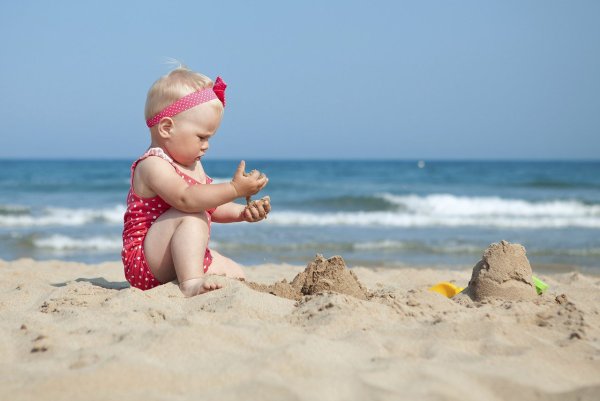 Очаровательные маленькие девочки веселятся на пляже