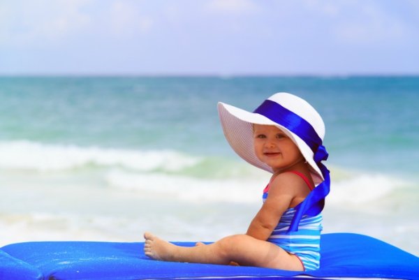 Маленькие девочка у моря в шляпе