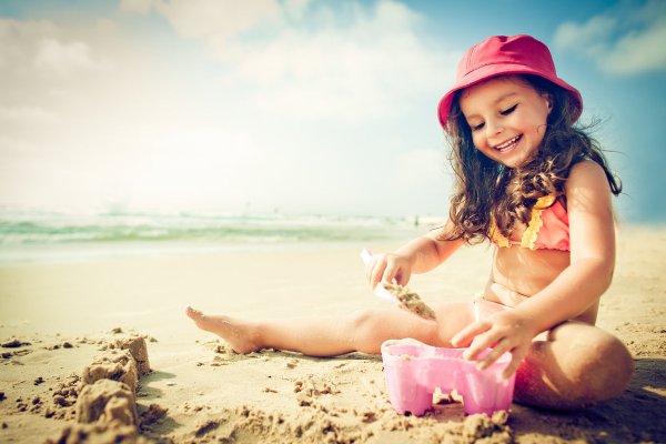 Маленькие дети на море