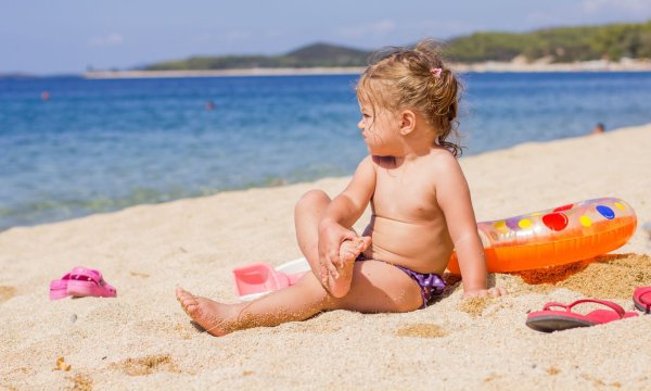 Дети на море загорают