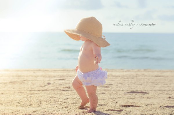 Дети на море спиной