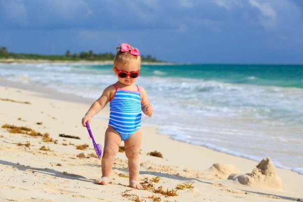 Толстый ребенок на пляже