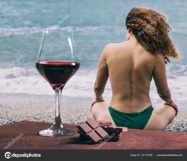 Девушка с бокалом на море