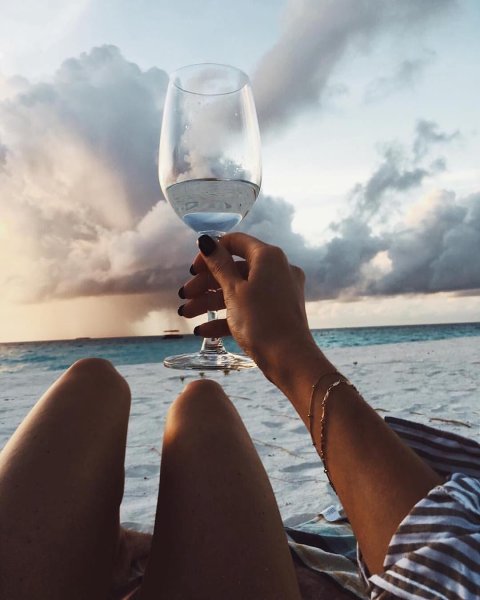 Девушка с бокалом на море