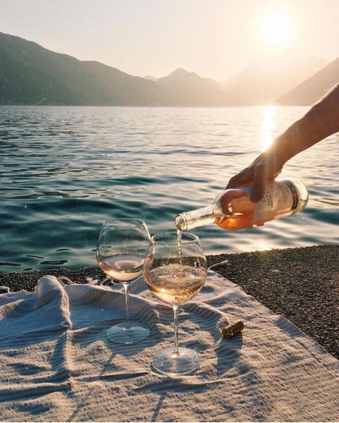 Бокал вина на море