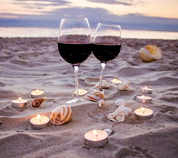 Вино на море вечером