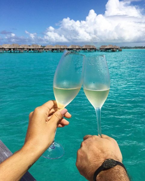 Бокал шампанского на берегу моря