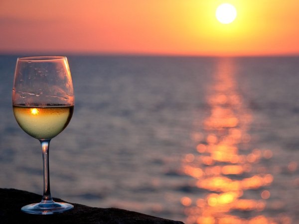 Бокал вина на закате