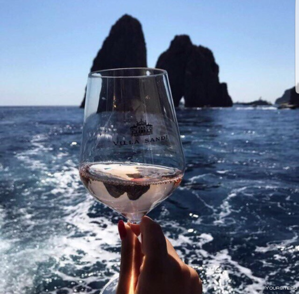 Бокал вина на море