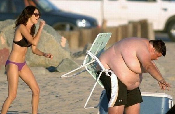 Толстые люди на пляже