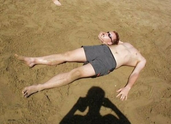 Мужчина лежит на песке